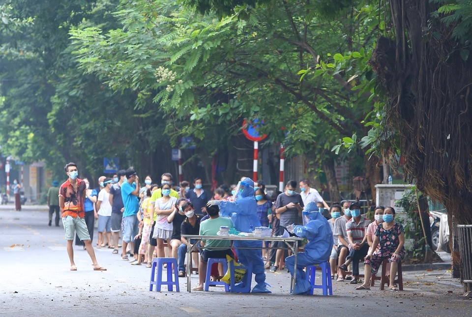 Lực lượng y tế lấy mẫu xét nghiệm cho người dân trên phố Phủ Doãn sáng 3/10. (Ảnh: Hải Anh/TTXVN)