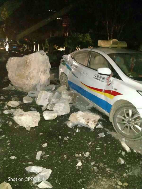 Phương tiện giao thông bị phá hủy trong động đất ở huyện Jiuzhaigou, tỉnh Tứ Xuyên tối 8/8. (Nguồn: THX/TTXVN)