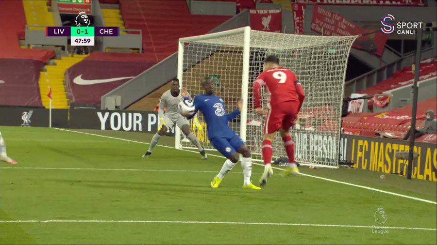 Liverpool thua trận nhưng họ cũng có lý do để phàn nàn khi mà VAR đã từ chối cho họ quả penalty sau tình huống Roberto Firmino đá bóng vào tay Kante. (Nguồn: tribuna) 