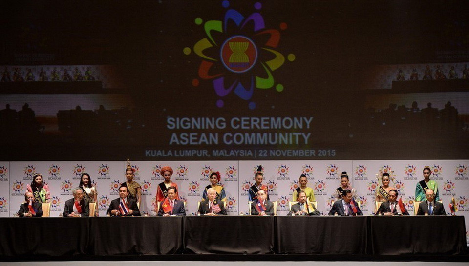 Các nhà lãnh đạo 10 quốc gia ASEAN ký Tuyên bố Kuala Lumpur 2015 về việc thành lập Cộng đồng ASEAN 2015, tầm nhìn 2015, ngày 22/11/2015, tại Thủ đô Kuala Lumpur (Malaysia). (Ảnh: Tư liệu TTXVN)