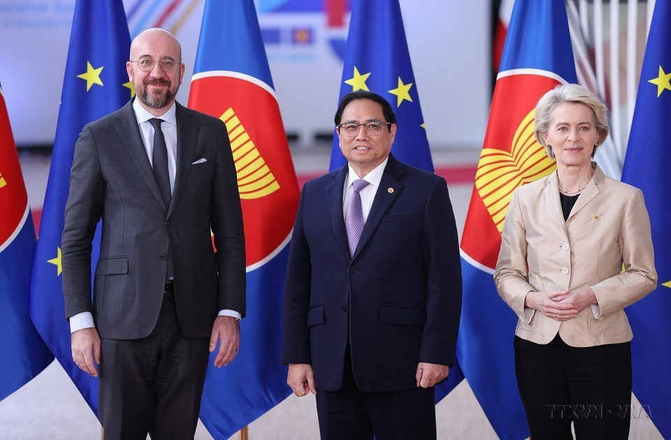 Chủ tịch Hội đồng châu Âu Charles Michel (trái) và Chủ tịch Ủy ban châu đón Thủ tướng Phạm Minh Chính dự Lễ khai mạc Hội nghị cấp cao kỷ niệm 45 năm quan hệ ASEAN-EU (Brussels, 14/12/2022). (Ảnh: Dương Giang/TTXVN)