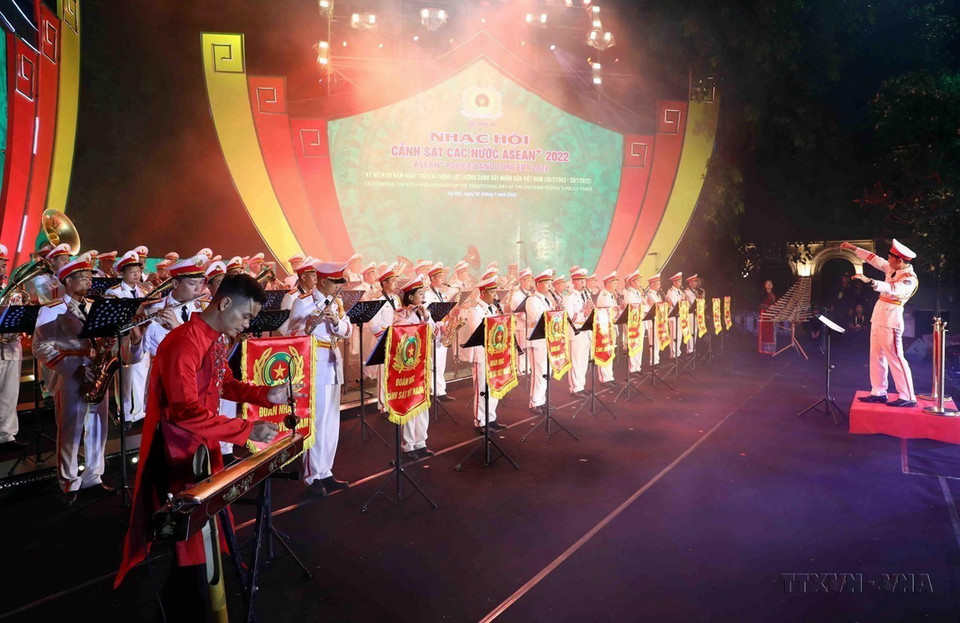 Màn biểu diễn của Đoàn nhạc Cảnh sát nhân dân Việt Nam tại Chương trình biểu diễn hòa nhạc Nhạc hội Cảnh sát các nước ASEAN+ 2022 (Hà Nội, 10/7/2022). (Ảnh: Phạm Kiên/TTXVN)