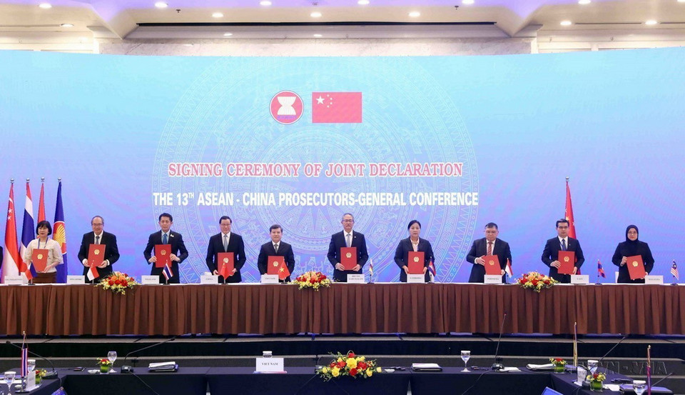 Trưởng đoàn các nước ASEAN và Trung Quốc ký Tuyên bố chung hội nghị Viện trưởng Viện kiểm sát, Viện công tố các nước ASEAN - Trung Quốc lần thứ 13 (Hà Nội, 6/12/2023). (Ảnh: Phạm Kiên/TTXVN)