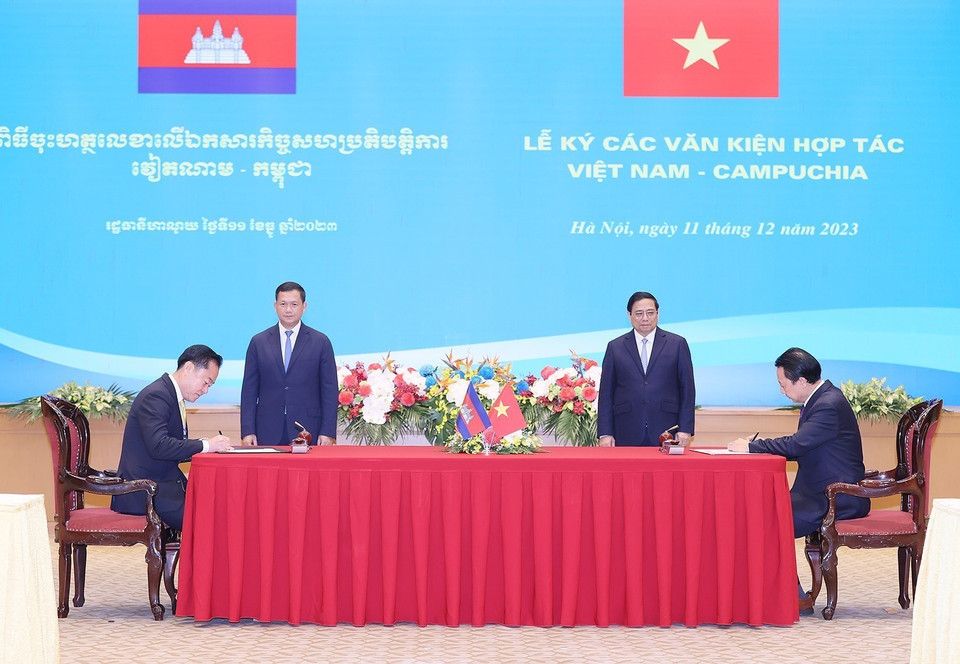 Thủ tướng Phạm Minh Chính và Thủ tướng Campuchia Samdech Thipadei Hun Manet chứng kiến ký kết văn kiện hợp tác giữa Liên đoàn Thương mại và Công nghiệp Việt Nam (VCCI) với Phòng Thương mại Campuchia. (Ảnh: Dương Giang/TTXVN)
