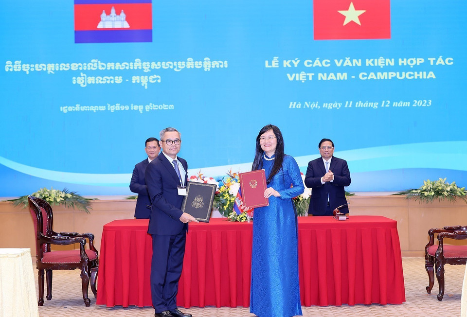 Thủ tướng Phạm Minh Chính và Thủ tướng Campuchia Samdech Thipadei Hun Manet chứng kiến ký kết văn kiện hợp tác giữa Học viện Ngoại giao Việt Nam với Viện Ngoại giao và Hợp tác Quốc tế Campuchia. (Ảnh: Dương Giang/TTXVN)