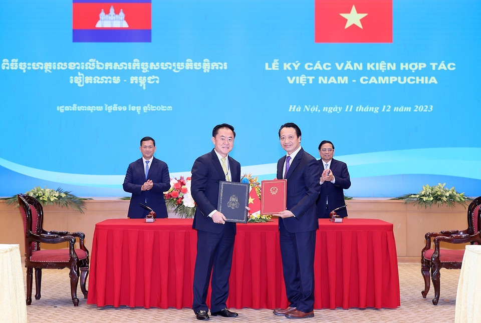Thủ tướng Phạm Minh Chính và Thủ tướng Campuchia Samdech Thipadei Hun Manet chứng kiến ký kết văn kiện hợp tác giữa Liên đoàn Thương mại và Công nghiệp Việt Nam (VCCI) với Phòng Thương mại Campuchia. (Ảnh: Dương Giang/TTXVN)