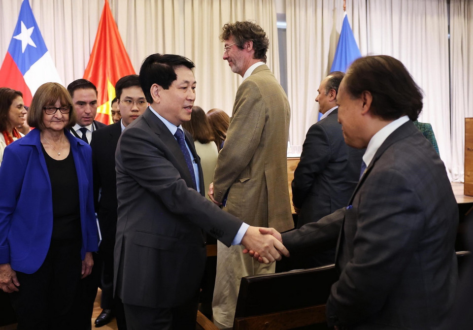 Chủ tịch nước Lương Cường với các đại biểu tại Đại học Chile. (Ảnh: Lâm Khánh/TTXVN)