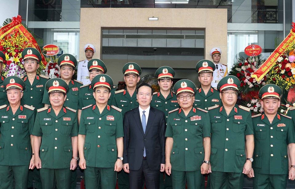 Chủ tịch nước Võ Văn Thưởng với lãnh đạo Tổng Cục II, Bộ Quốc phòng. (Ảnh: Thống Nhất/TTXVN)