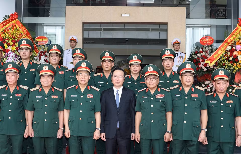 Chủ tịch nước Võ Văn Thưởng với lãnh đạo Tổng Cục II, Bộ Quốc phòng. (Ảnh: Thống Nhất/TTXVN)