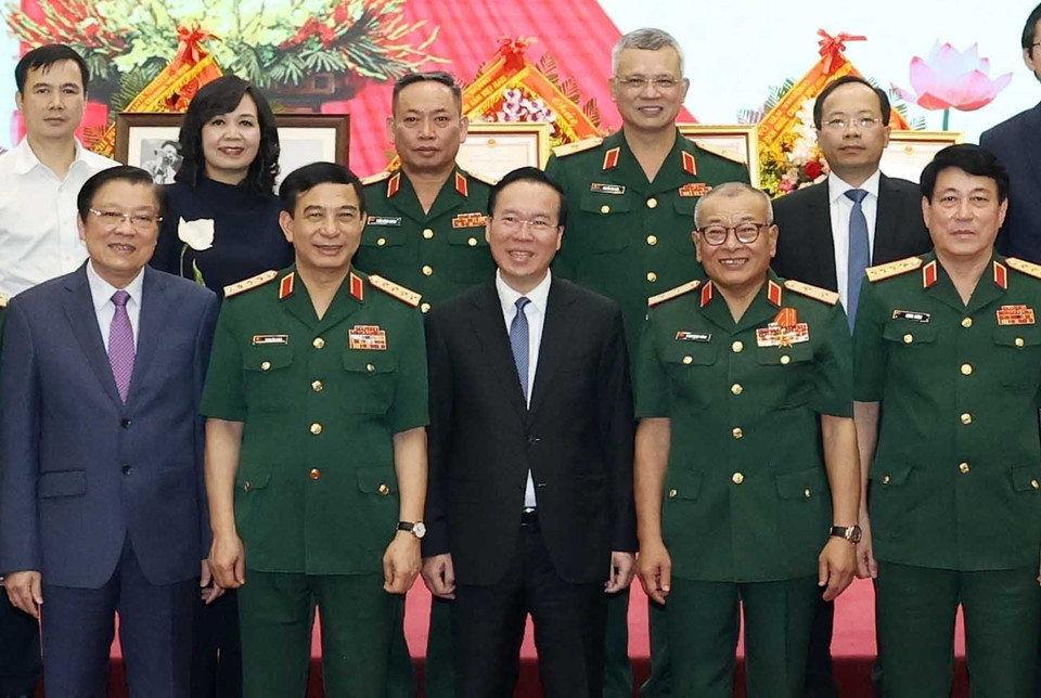 Chủ tịch nước Võ Văn Thưởng với lãnh đạo Tổng Cục II, Bộ Quốc phòng và các đại biểu. (Ảnh: Thống Nhất/TTXVN)