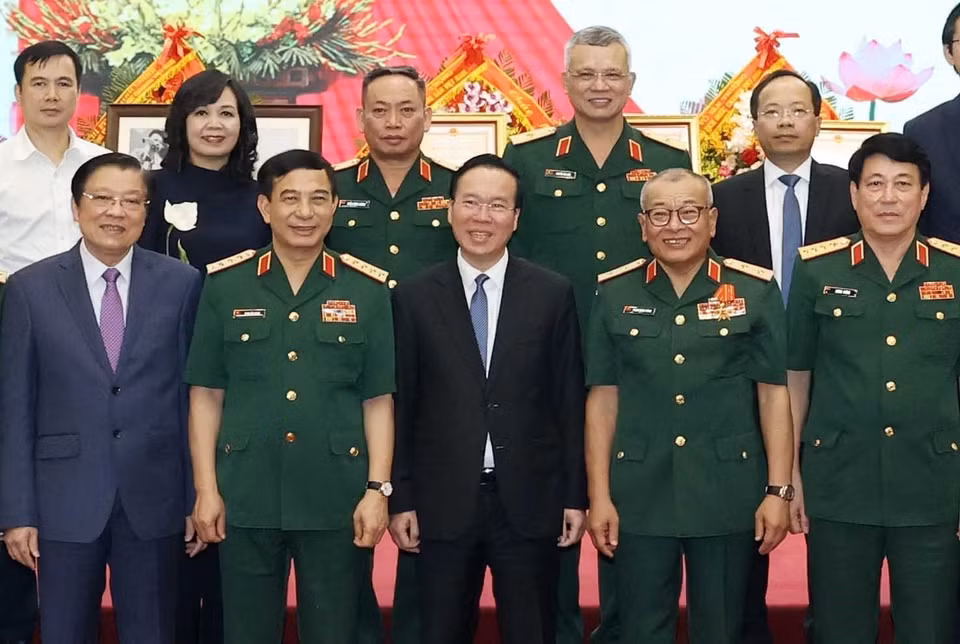 Chủ tịch nước Võ Văn Thưởng với lãnh đạo Tổng Cục II, Bộ Quốc phòng và các đại biểu. (Ảnh: Thống Nhất/TTXVN)