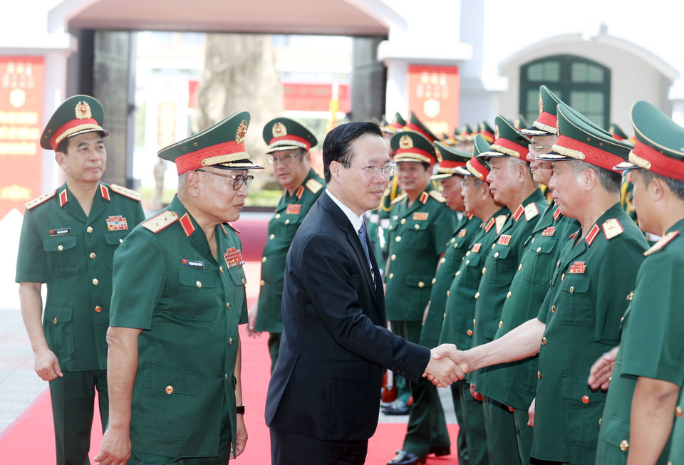 Chủ tịch nước Võ Văn Thưởng với lãnh đạo Tổng Cục II, Bộ Quốc phòng. (Ảnh: Thống Nhất/TTXVN)