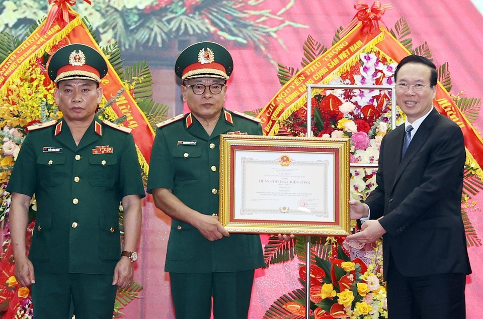 Chủ tịch nước Võ Văn Thưởng trao tặng Huân chương Chiến công hạng Nhất cho Tổng Cục II, Bộ Quốc phòng. (Ảnh: Thống Nhất/TTXVN)