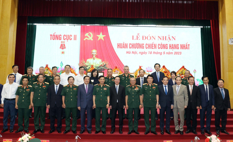 Chủ tịch nước Võ Văn Thưởng với lãnh đạo Tổng Cục II, Bộ Quốc phòng và các đại biểu. (Ảnh: Thống Nhất/TTXVN)