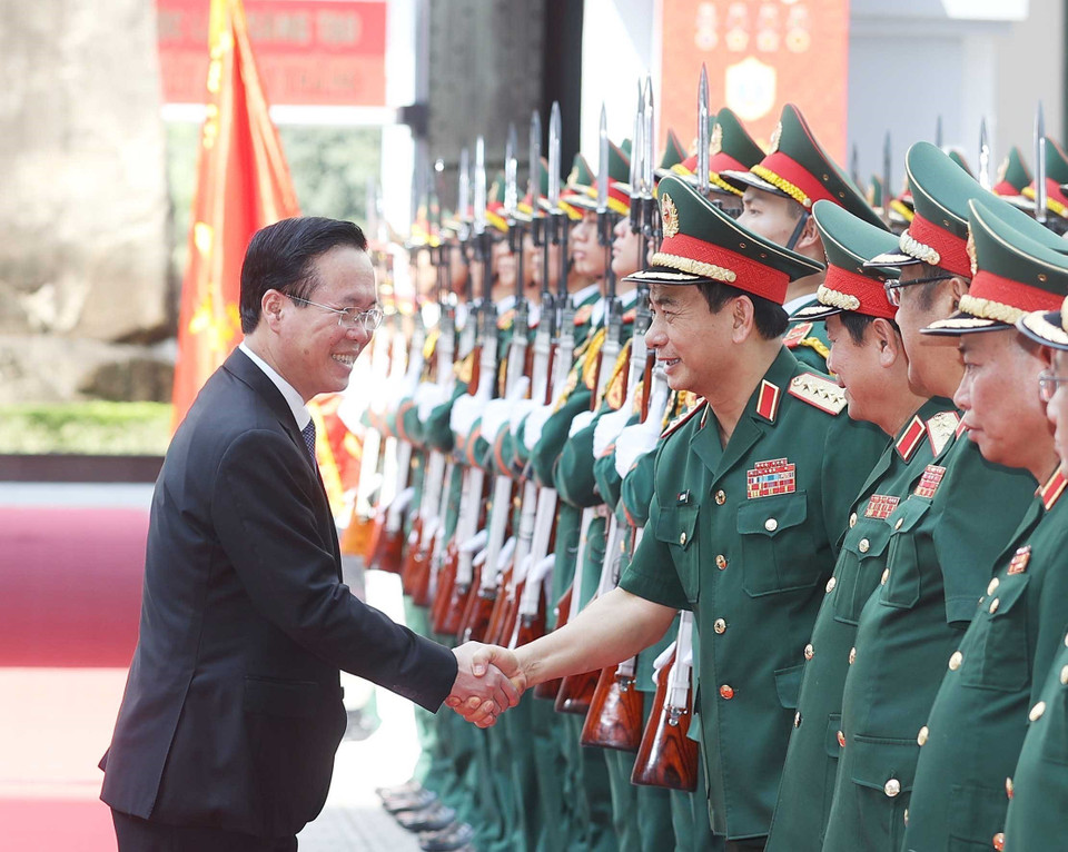 Chủ tịch nước Võ Văn Thưởng với lãnh đạo Tổng Cục II, Bộ Quốc phòng. (Ảnh: Thống Nhất/TTXVN)
