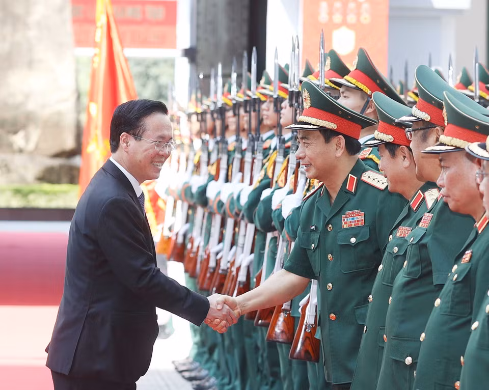 Chủ tịch nước Võ Văn Thưởng với lãnh đạo Tổng Cục II, Bộ Quốc phòng. (Ảnh: Thống Nhất/TTXVN)