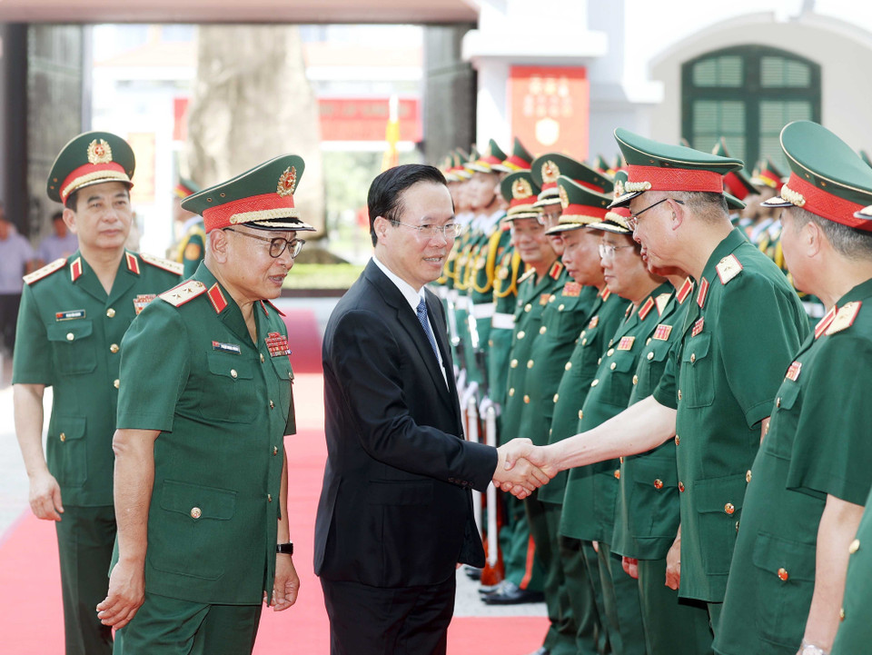 Chủ tịch nước Võ Văn Thưởng với lãnh đạo Tổng Cục II, Bộ Quốc phòng. (Ảnh: Thống Nhất/TTXVN)