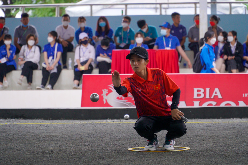 Vận động viên Thái Thị Hồng Thoa liên tiếp đưa ra cú bo bi hoàn hảo để mang điểm về cho đội tuyển. (Ảnh: Minh Hiếu/Vietnam+)