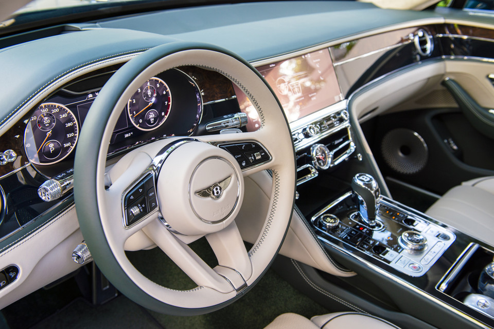 Nội thất được phối hai tông màu xanh lá và kem. Táplô được ốp gỗ Burr Walnut, kết hợp với những chi tiết mạ chrome nhằm tạo điểm nhấn. Bảng điều khiển của Flying Spur 2020 có nét tương đồng với Continental GT ở màn hình cảm ứng trung tâm 12,3 inch. (Ảnh nguồn: Bentley)