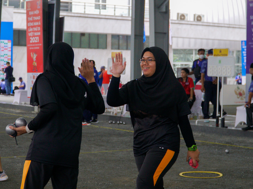 Cặp vận động viên nữ Malaysia Noneny Phanthaly-Noy Manysone đập tay ăn mừng trong trận đấu với người Lào. (Ảnh: Minh Hiếu/Vietnam+)