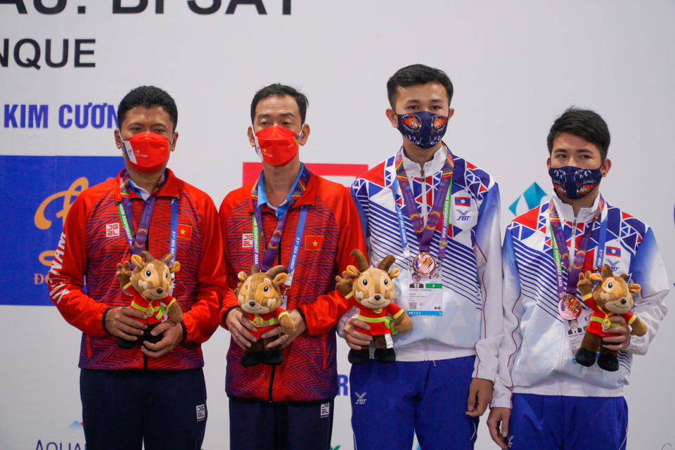 Trong hôm nay, Ban tổ chức cũng trao huy chương đồng cho cặp đôi Nguyễn Văn Thanh-Thạch Thanh Tuấn ở nội dung đôi nam bi sắt. (Ảnh: Minh Hiếu/Vietnam+)