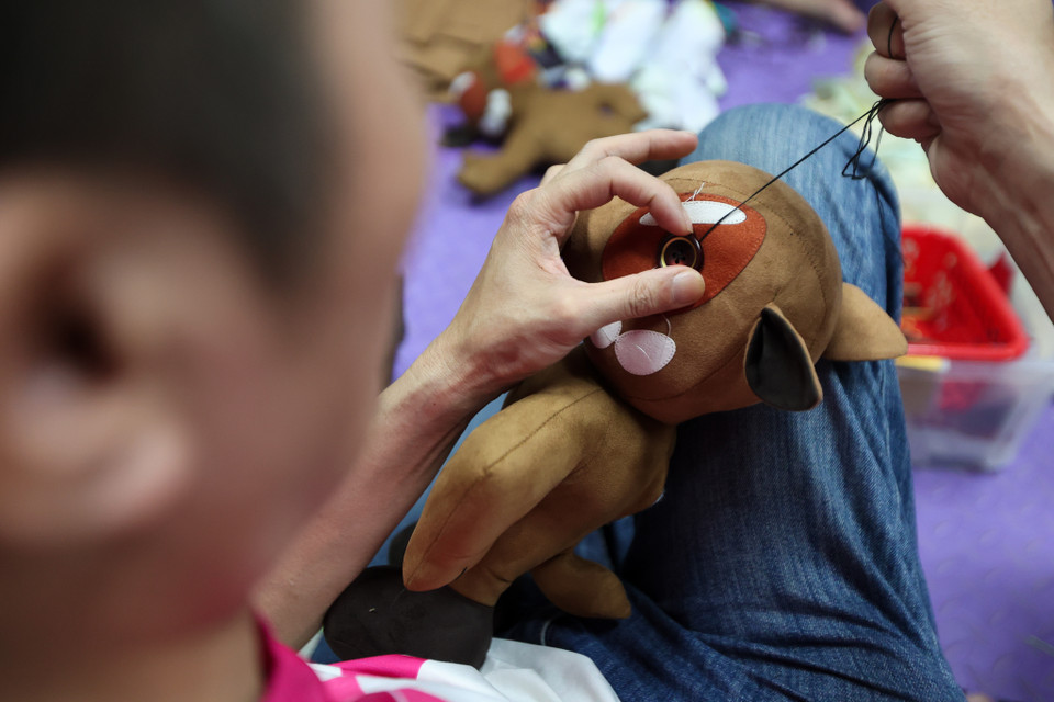 Các sản phẩm đều được bàn tay của người thợ "đặc biệt" làm rất tỉ mỉ theo từng công đoạn. (Ảnh: Minh Hiếu/Vietnam+)