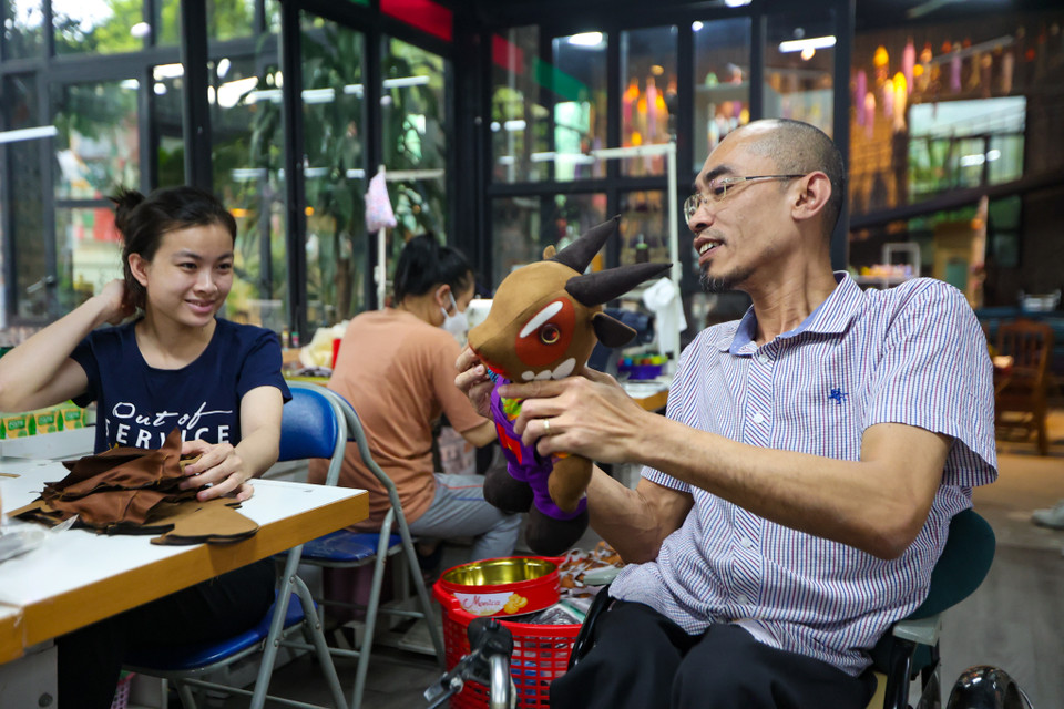 Để làm được chú Sao La này, anh Hoài cho biết đội ngũ thiết kế phải xem rất nhiều hình ảnh của Sao La để nhân cách hóa loài vật này một cách giống nhất. Những chi tiết riêng của Sao La được thể hiện rõ ràng, để người xem nhìn thấy đây là Sao La chứ không phải là dê hay sơn dương. (Ảnh: Minh Hiếu/Vietnam+)