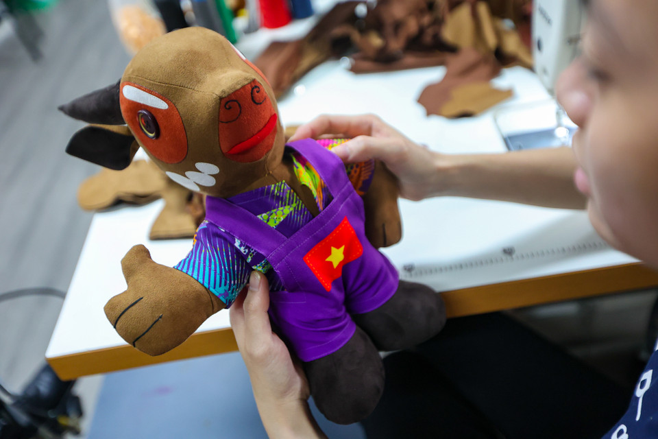 Kymviet sản xuất các chú Sao La nhồi bông khỏe khoắn, cơ bắp nhưng đáng yêu với quần áo in hình cờ Tổ quốc hoặc màu sắc lấy cảm hứng từ lá cờ ASEAN với tinh thần đoàn kết, hữu nghị. (Ảnh: Minh Hiếu/Vietnam+) 