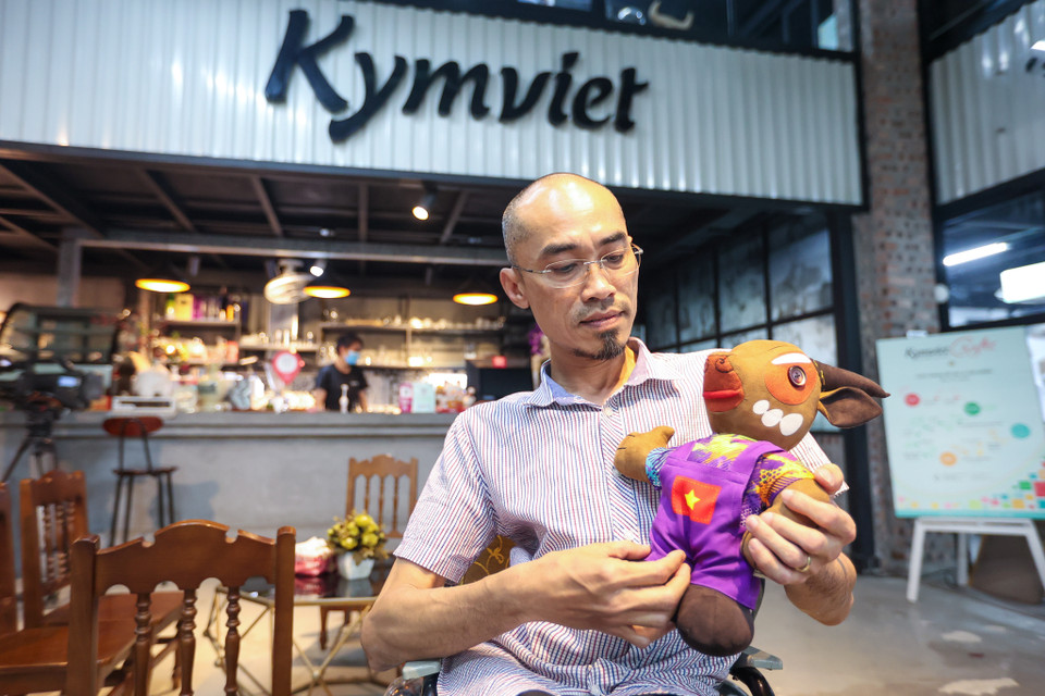 Anh Phạm Việt Hoài, người sáng lập công ty Kymviet cho biết: "Hướng tới ủng hộ tinh thần thể thao của SEA Games 31, công ty đã thiết kế mẫu búp bê linh vật Sao La với hình tượng chú Sao La được nhân cách hóa một cách khỏe khoắn, đáng yêu." (Ảnh: Minh Hiếu/Vietnam+)