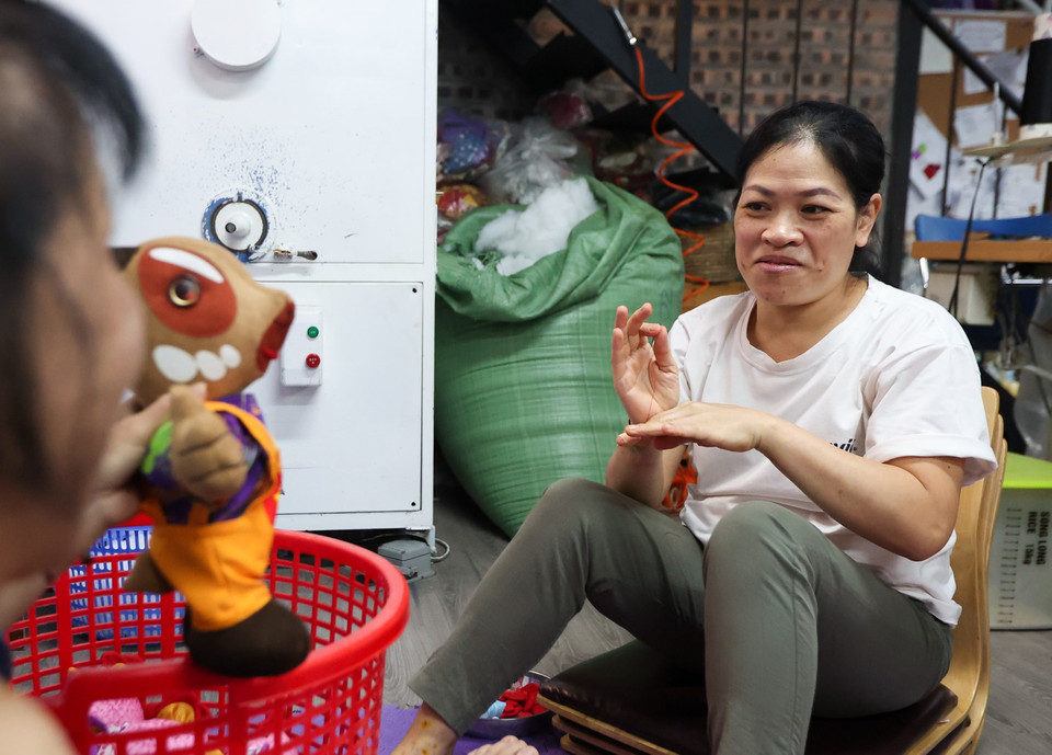 Làm ra những sản phẩm cổ động cho SEA Games cũng là một cách để những người điếc tự tạo niềm vui, niềm tự hào trong ngày hội thể thao lớn của dân tộc. (Ảnh: Minh Hiếu/Vietnam+)