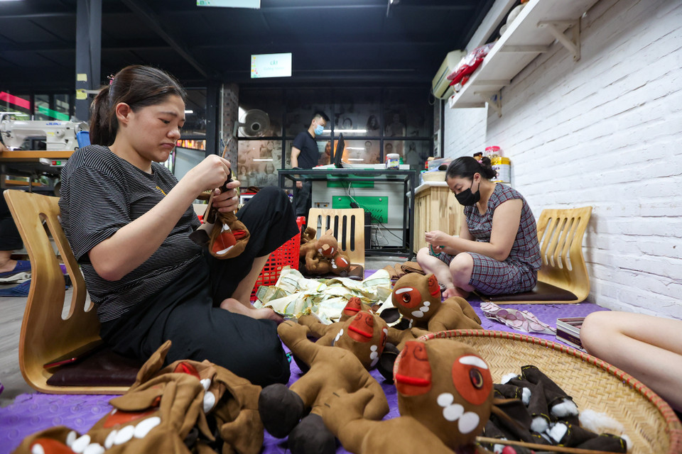 Những ngày này, doanh nghiệp xã hội Kymviet (123 Trung Văn, Hà Nội) đang ngày đêm sản xuất ra hàng trăm, hàng nghìn chú Sao La nhồi bông - linh vật quen thuộc của SEA Games 31. (Ảnh: Minh Hiếu/Vietnam+)