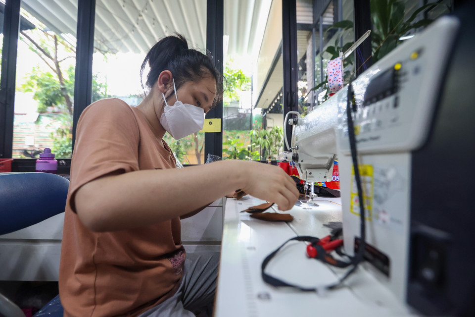 Mỗi nhân viên đều thực hiện một khâu riêng biệt để tạo ra sản phẩm. (Ảnh: Minh Hiếu/Vietnam+)