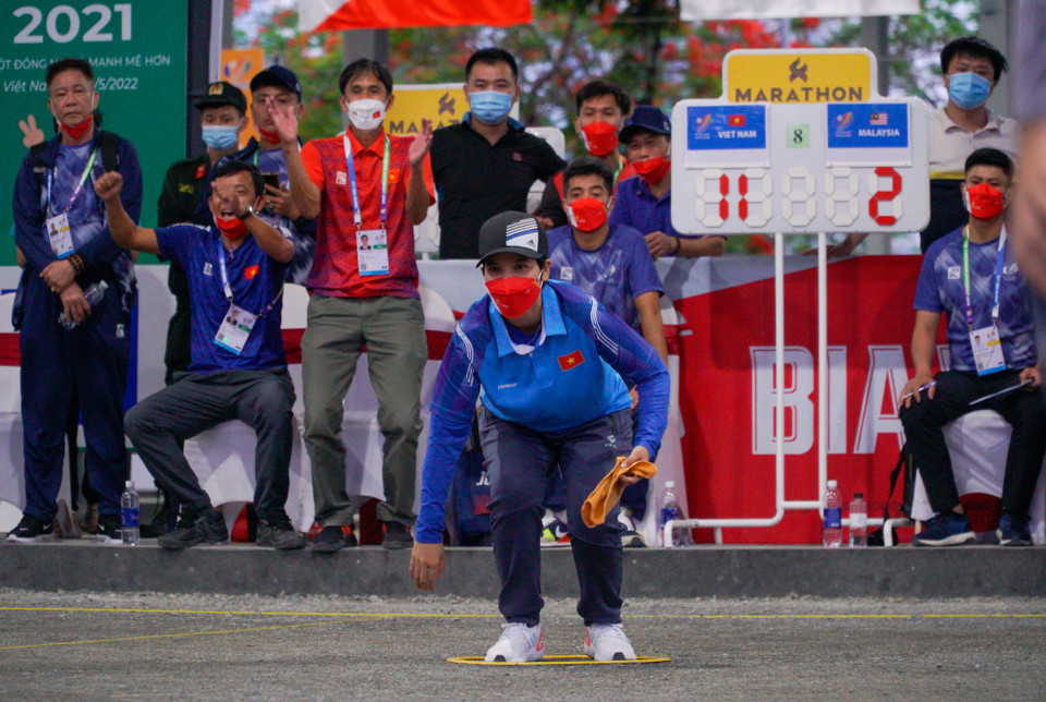 Trải qua trận bán kết khá dễ dàng khi giành chiến thắng 13-5 trước cặp đôi nữ Campuchia, tuyển nữ bi sắt Việt Nam bước vào chung kết, gặp đối thủ là cặp đôi người Malaysia Nurashimah Senin-Sharifah Aqilah Farhana Syed Ali. (Ảnh: Minh Hiếu/Vietnam+)