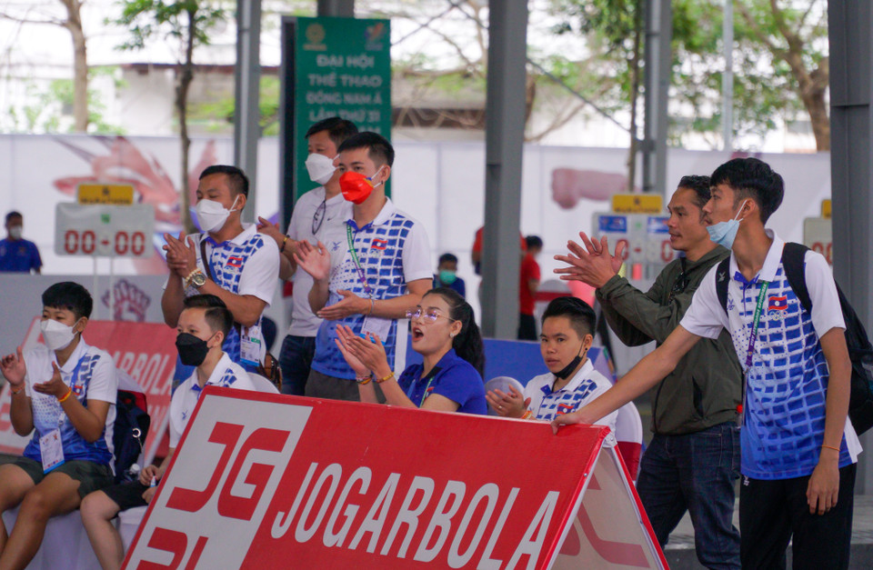 Cổ động viên Lào hò reo mừng rỡ trước thành tích của đội nhà. (Ảnh: Minh Hiếu/Vietnam+)