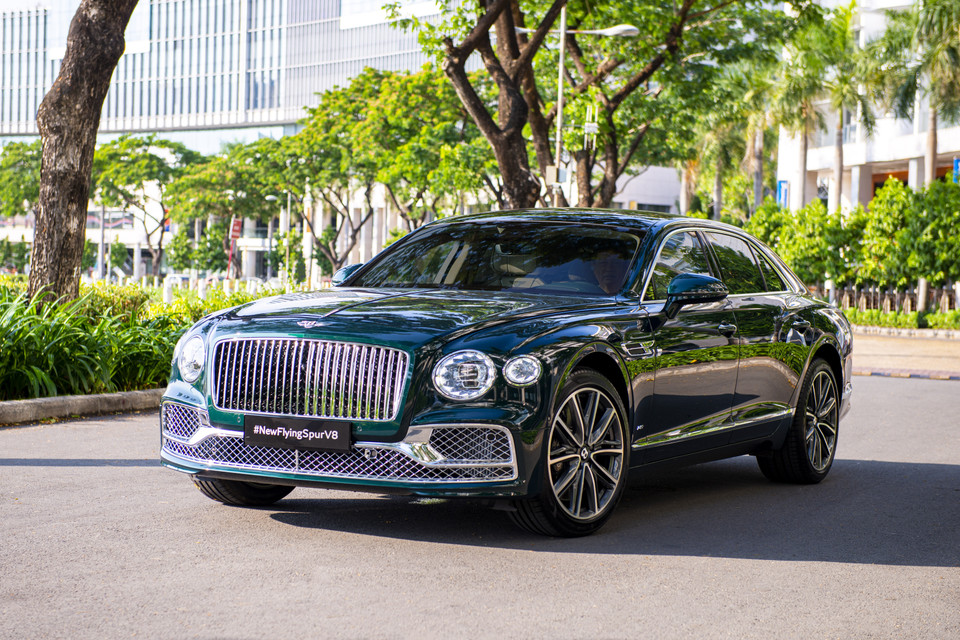 Bentley Việt Nam vừa giới thiệu tới thị trường Việt "siêu phẩm" Flying Spur V8 phiên bản 2022 chính hãng cùng màu xanh ngọc lục bảo độc đáo (Viridian). Đây là mẫu ôtô được mệnh danh là "xe grand tourer sang trọng bậc nhất trên thế giới." (Ảnh nguồn: Bentley)