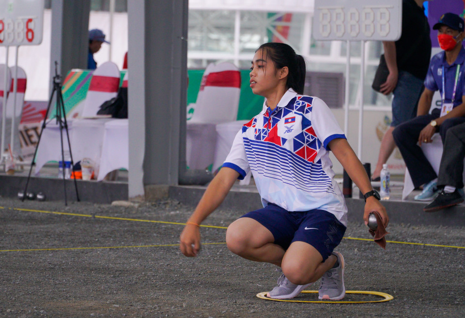 Vận động viên Lào đang thực hiện lượt bo bi. (Ảnh: Minh Hiếu/Vietnam+)