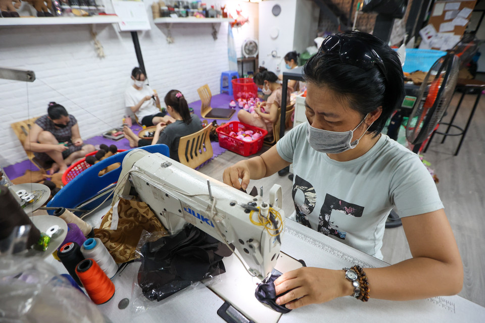 Theo thông tin từ đại diện công ty, những chú Sao La này không phải linh vật chính thức của SEA Games 31 mà là một sản phẩm đồng hành, tuy nhiên sản phẩm đã được Ban tổ chức SEA Games cấp phép cho Kymviet sản xuất và bán thương mại. (Ảnh: Minh Hiếu/Vietnam+)