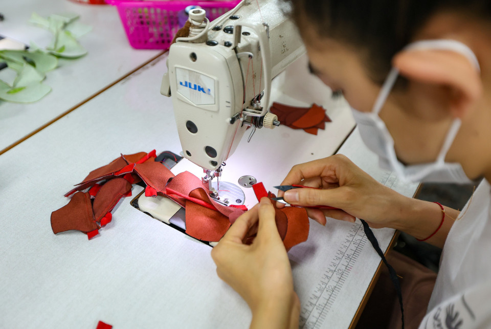 Mỗi chú Sao La này được thiết kế bằng vải da lộn với khoảng 37 chi tiết cắt may rất tỉ mỉ và chỉnh chu. (Ảnh: Minh Hiếu/Vietnam+)