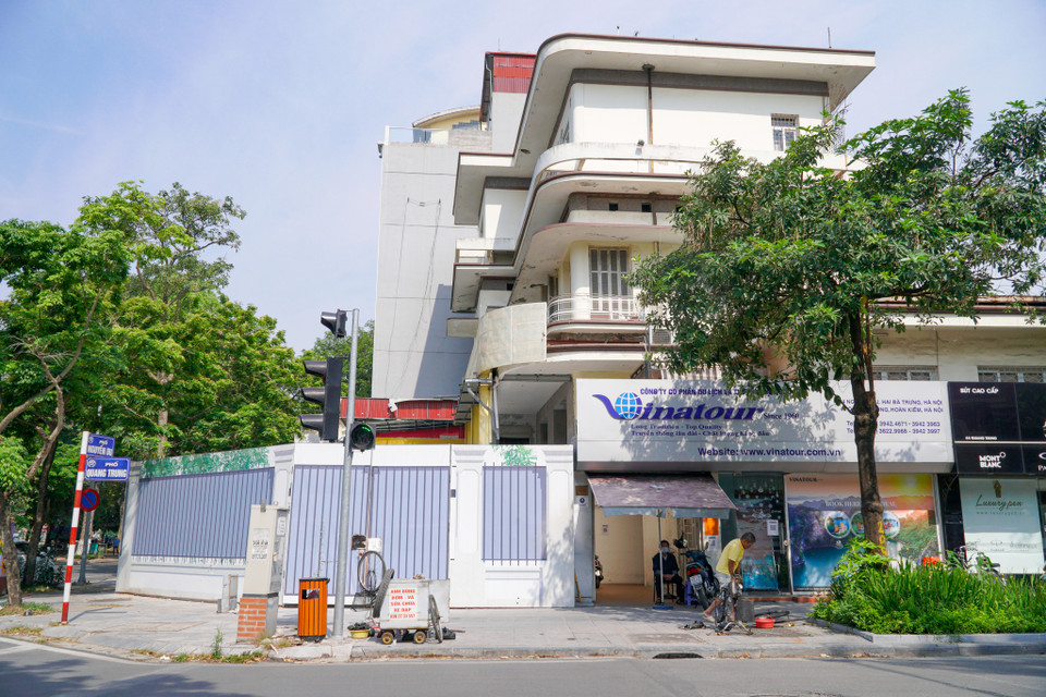 Biệt thự số 54 Nguyễn Du (quận Hai Bà Trưng) thuộc danh mục không được bán hiện Công ty Du lịch Vinatour thuê. Biệt thự này có 2 mặt phố Nguyễn Du và Quang Trung hiện đang được cải tạo sửa chữa. (Ảnh: Minh Hiếu/Vietnam+)