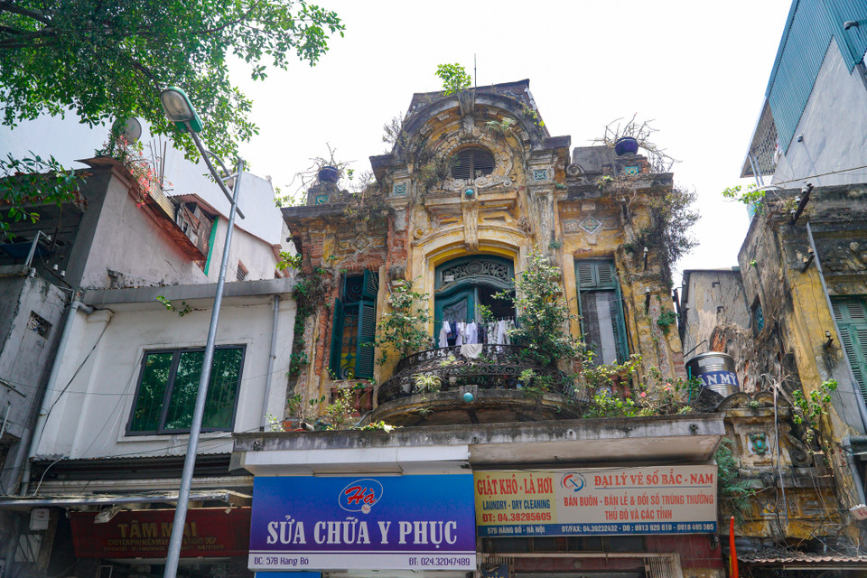 Căn biệt thự cổ đã nhuốm màu thời gian ở số 57 Hàng Bồ (quận Hoàn Kiếm). Ở phía tầng dưới đã được người dân sử dụng làm nơi kinh doanh. (Ảnh: Minh Hiếu/Vietnam+)