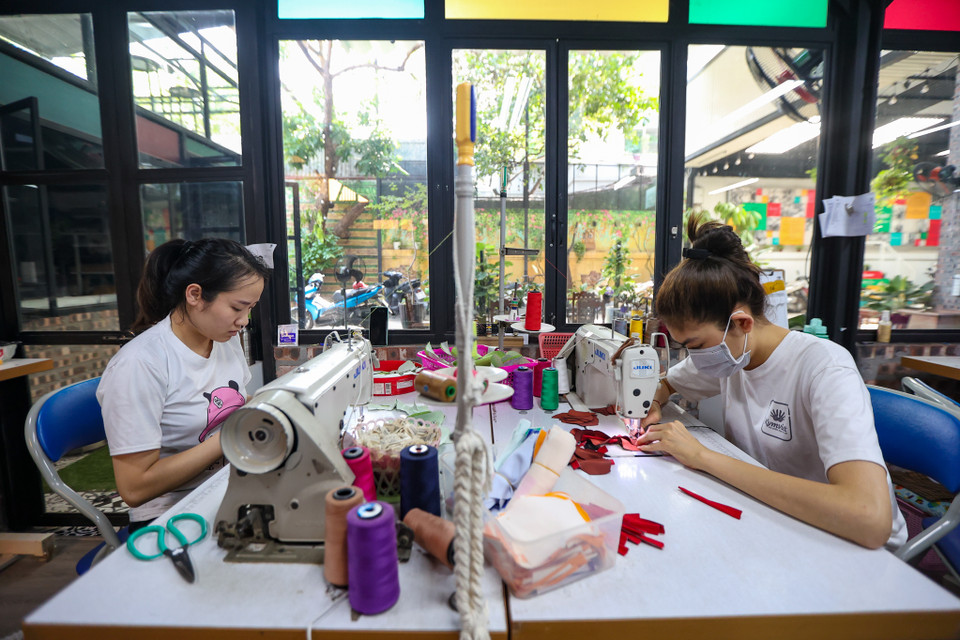 Điều đặc biệt ở chỗ, toàn bộ nhân viên ở đây đều là người điếc. (Ảnh: Minh Hiếu/Vietnam+)