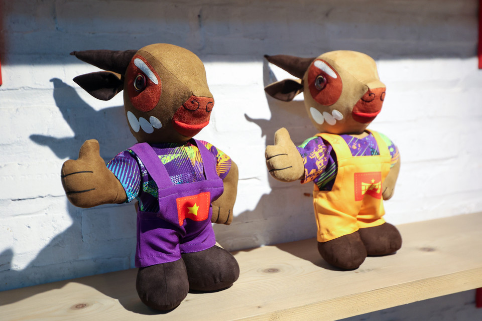 Sản phẩm cao khoảng 25cm, với độ hoàn thiện rất tốt tới từng đường kim mũi chỉ, có giá bán từ 360.000 đồng. (Ảnh: Minh Hiếu/Vietnam+)