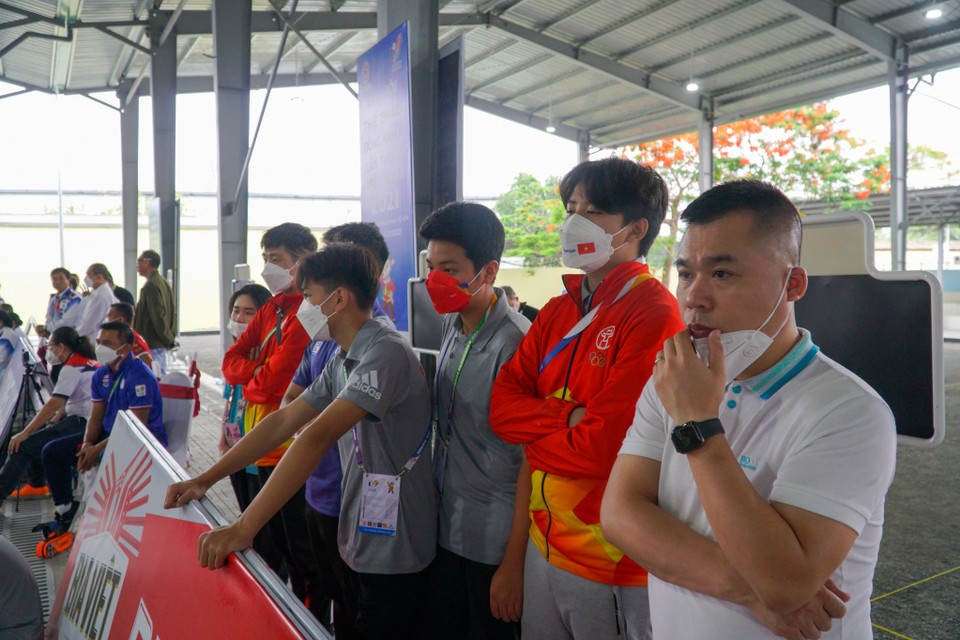 Khán giả nước nhà đang hồi hộp theo dõi màn thi đấu của đội tuyển. (Ảnh: Minh Hiếu/Vietnam+)