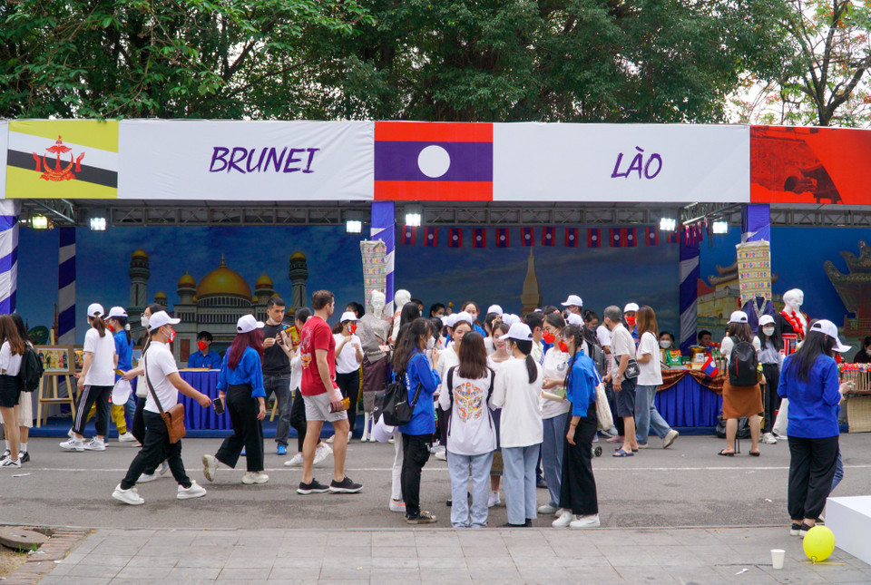 Hoạt động được tổ chức nhằm quảng bá hình ảnh Thủ đô và đất nước Việt Nam với bạn bè khu vực và quốc tế; quyết tâm cùng thành phố Hà Nội tổ chức một kỳ SEA Games an toàn, để lại nhiều dấu ấn tốt đẹp... (Ảnh: Minh Hiếu/Vietnam+)