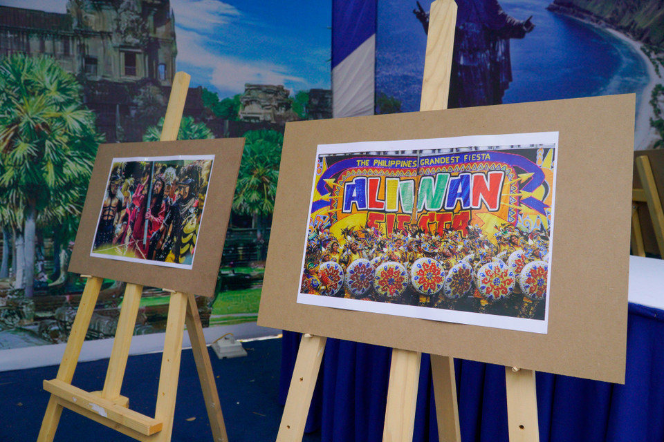 Tranh truyền thống của khu vực gian hàng Philippines. (Ảnh: Minh Hiếu/Vietnam+)