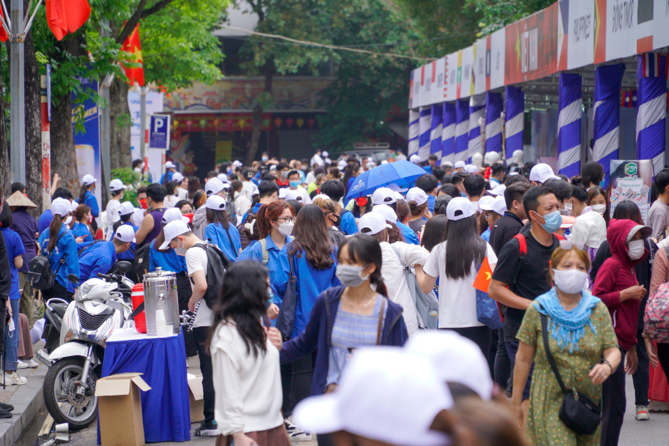 Trong “31 ngày đếm ngược hướng tới SEA Games 31,” các đội hình “Hỗ trợ Du lịch Thăng Long - Hà Nội,” đội hình “Giao thông xanh,” Đội tự quản 3+” của tuổi trẻ Thủ đô đã ra quân hơn 31.000 lượt hoạt động… (Ảnh: Minh Hiếu/Vietnam+)