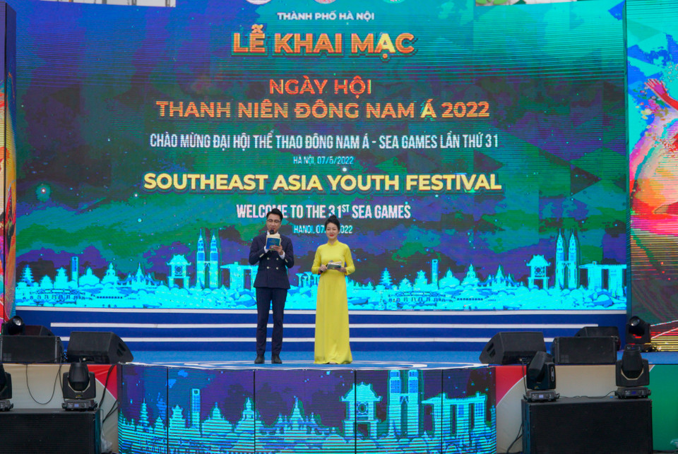 Sáng 7/5 tại khu vực phố đi bộ Hồ Gươm (quận Hoàn Kiếm, Hà Nội) đã diễn ra sự kiện Festival Thanh niên Đông Nam Á chào mừng SEA Games 31. Đây là hoạt động do Đoàn Thanh niên - Hội Liên hiệp Thanh niên - Hội Sinh viên thành phố Hà Nội cùng các đơn vị đăng cai tổ chức. (Ảnh: Minh Hiếu/Vietnam+) 