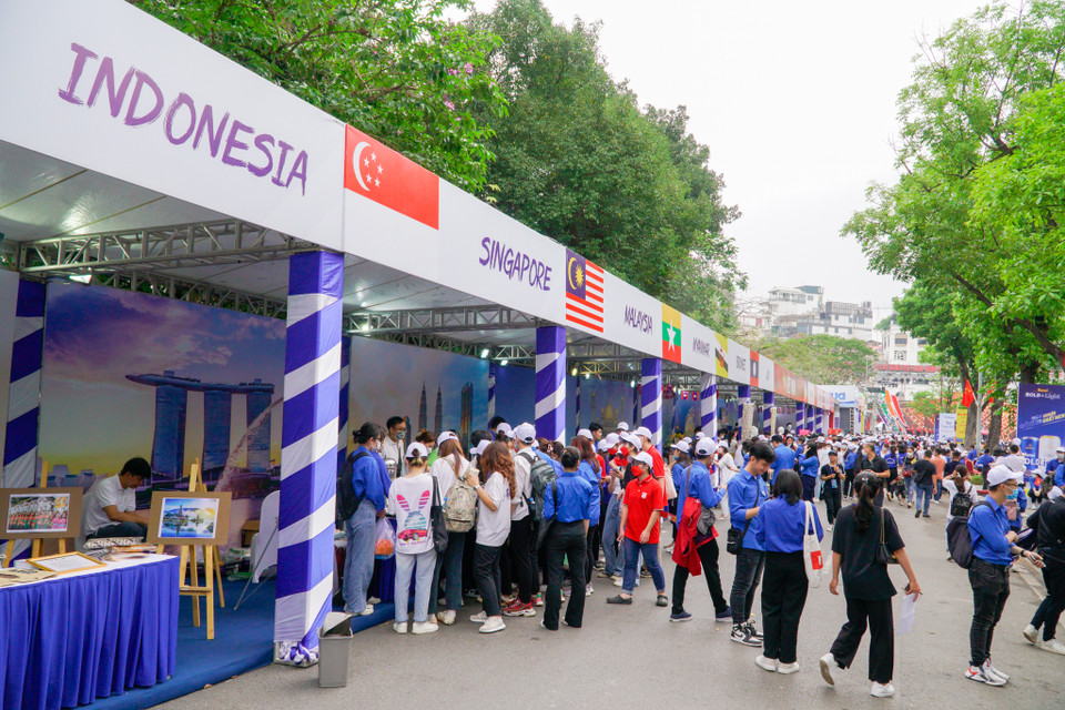 Trong khuôn khổ sự kiện là hàng loạt các sự kiện trải nghiệm đi kèm. Trong đó, gian hàng trình bày Quốc hoa, Quốc phục, văn hóa, ẩm thực… của 11 nước Đông Nam Á thu hút nhiều người đến tham quan. (Ảnh: Minh Hiếu/Vietnam+)