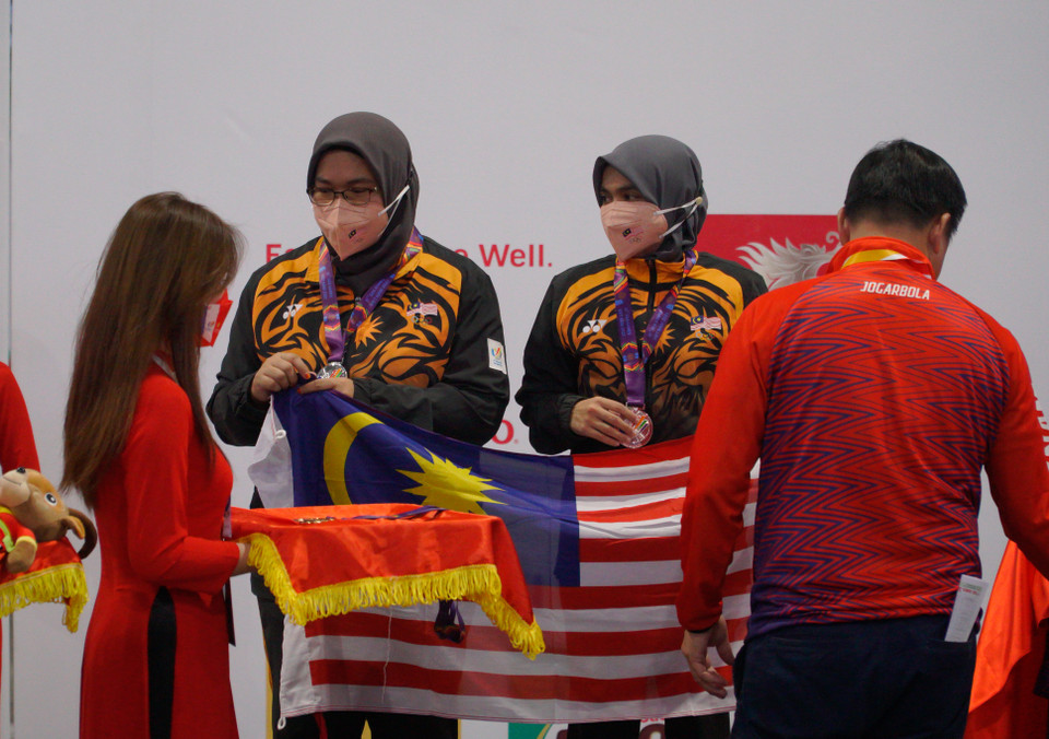 Ban tổ chức SEA Games 31 cũng trao huân chương bạc cho tuyển Malaysia và huy chương đồng cho tuyển Campuchia ở nội dung đôi nữ. (Ảnh: Minh Hiếu/Vietnam+)