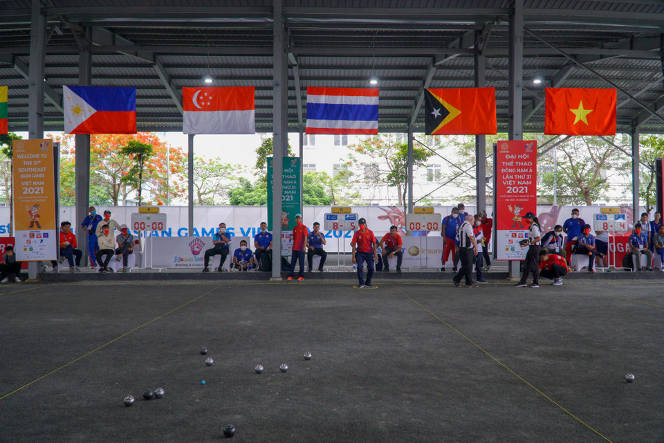 Hôm nay tại đây đã diễn ra các trận đấu vòng loại giữa 5 nước ở nội dung đôi nam và đôi nữ. Các nước sẽ thi đấu theo thể thức vòng tròn để chọn ra 4 đội có thành tích tốt nhất vào vòng trong. (Ảnh: Minh Hiếu/Vietnam+)